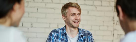 man op sollicitatiegesprek