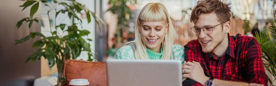 man en vrouw kijken naar een computerscherm