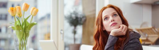 vrouw aan computer die nadenkt