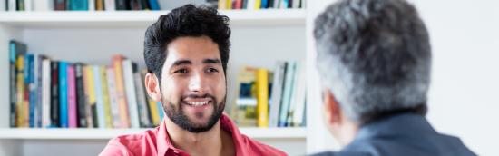 man die aan het praten is